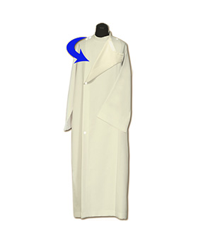 Alba sacerdote costado beis